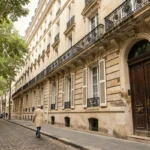 Façade haussmannienne au 121 rue Manin dans le 19e arrondissement de Paris avec numéro de rue en émail bleu